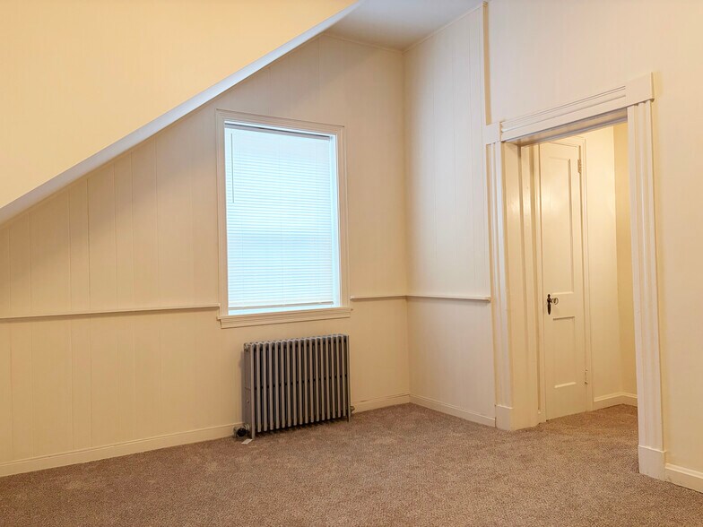 Building Photo - 19 W Main St