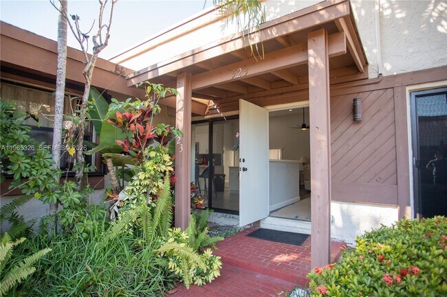 Building Photo - 523 Leslie Dr