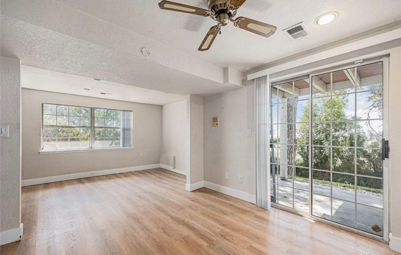 Building Photo - 2420 W 82nd Pl