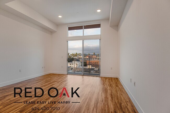 Building Photo - 453 S Kenmore Ave