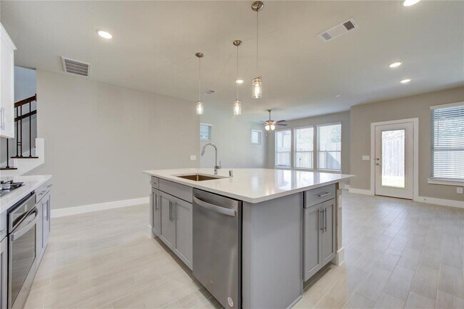 Building Photo - 1709 Summerlyn Ter Dr