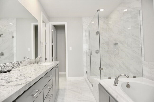 Building Photo - 1227 W 19th St