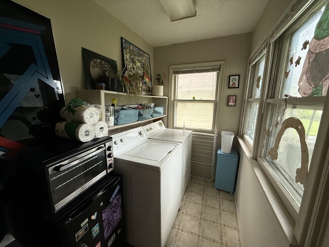 Building Photo - Spacious 2 bedroom, 1 bath home in highly ...