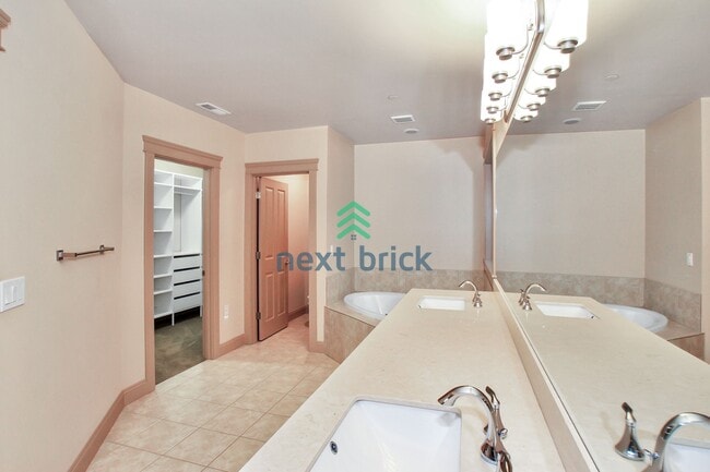 Building Photo - 4 BED & 2.5 BATH TOWNHOUSE FOR RENT