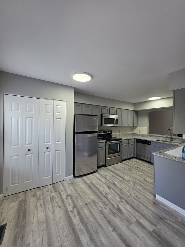 Building Photo - 813 Forest Trace Dr