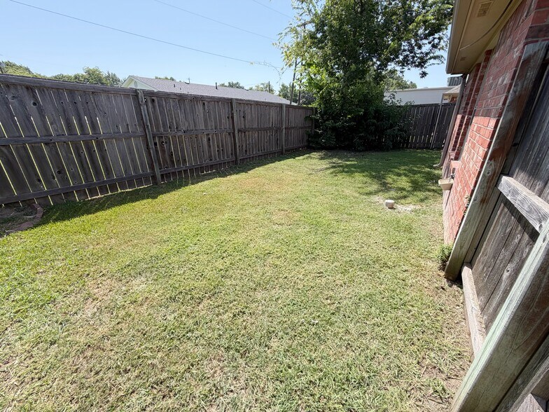 Private Backyard - 307 Sunset Blvd