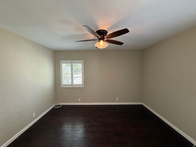 Building Photo - Charming 2-Bedroom Front House in Prime Lakewood Location