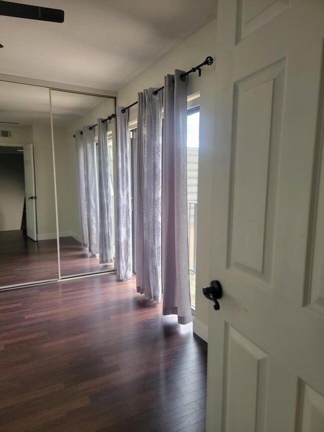 Building Photo - 727 7th Way