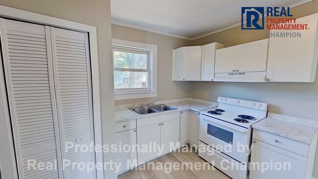 Building Photo - Recently updated 2 BD/1 BA Home in the hea...