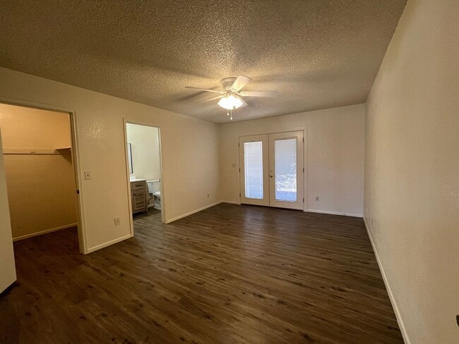 Building Photo - Spacious 3 bedroom with den.