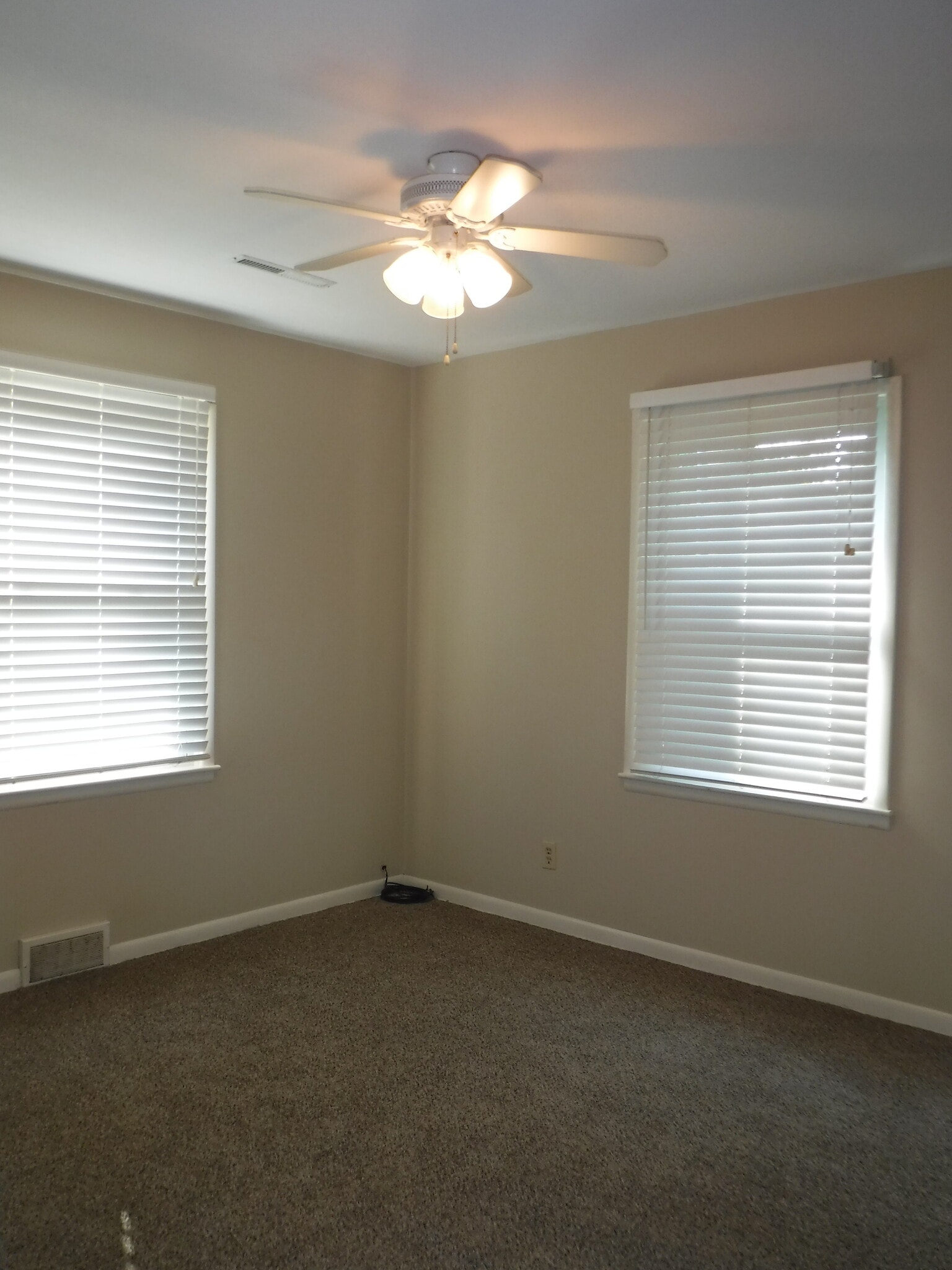 Building Photo - 3211 Newport Rd