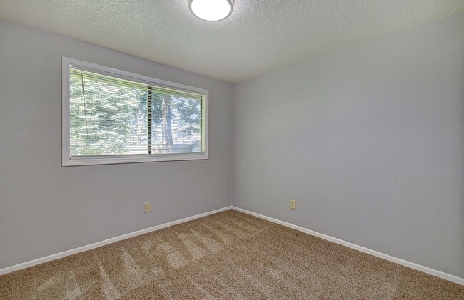 Building Photo - 2 BEDROOM, 1 BATH DUPLEX W/FENCED YARD!