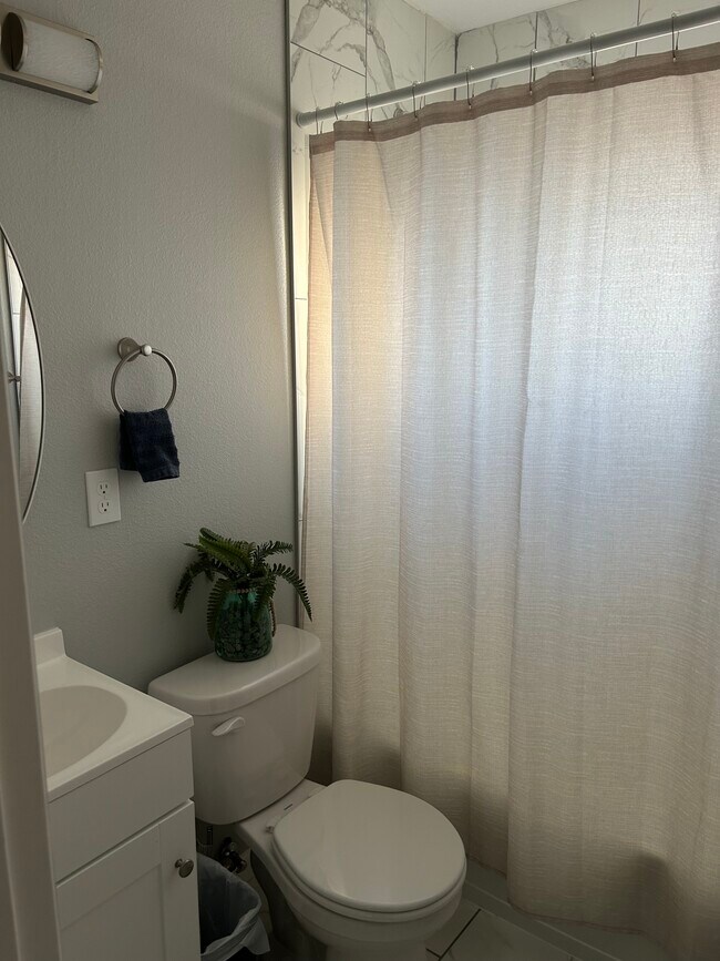 Main Bath Furnished - 3410 N Cascade Ave