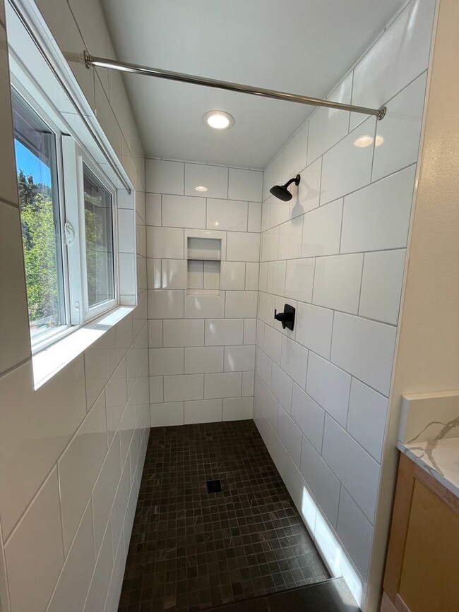 Building Photo - Lake Views • Near Moore Park • 4BD/2BA Home with Garage & Basement-less than 3miles from OIT and ...
