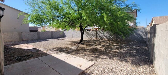 Building Photo - 564 W 12th St