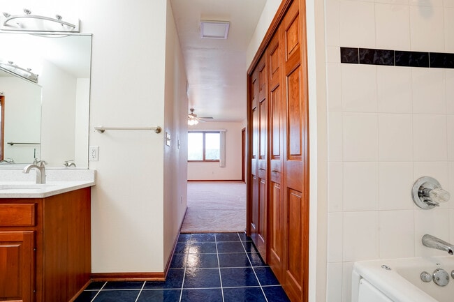 Building Photo - 10 Redtail Ct