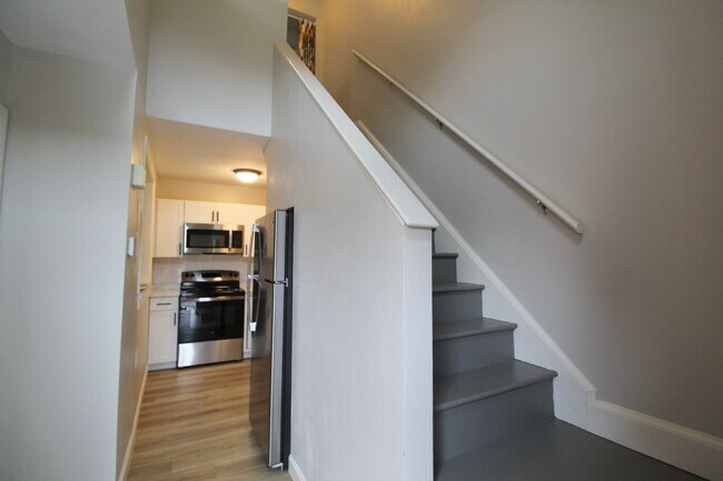 Building Photo - 1362 Bradley Dr