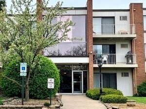 Building Photo - 300 W Fullerton Ave