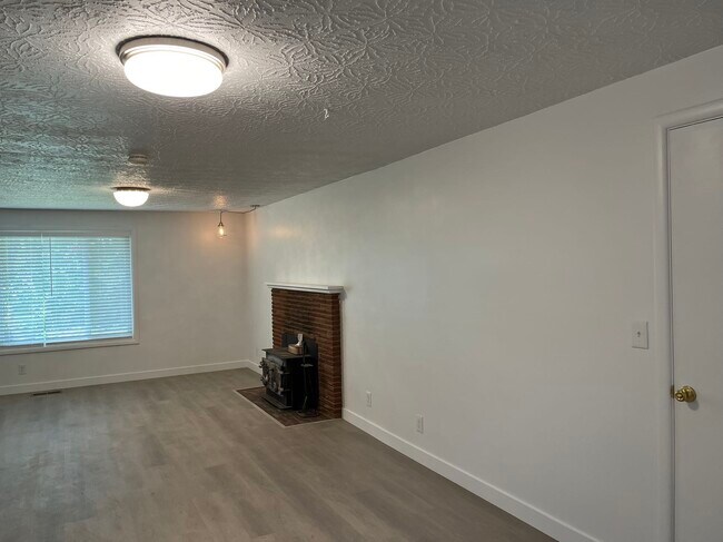 Building Photo - 2081 Canemah St