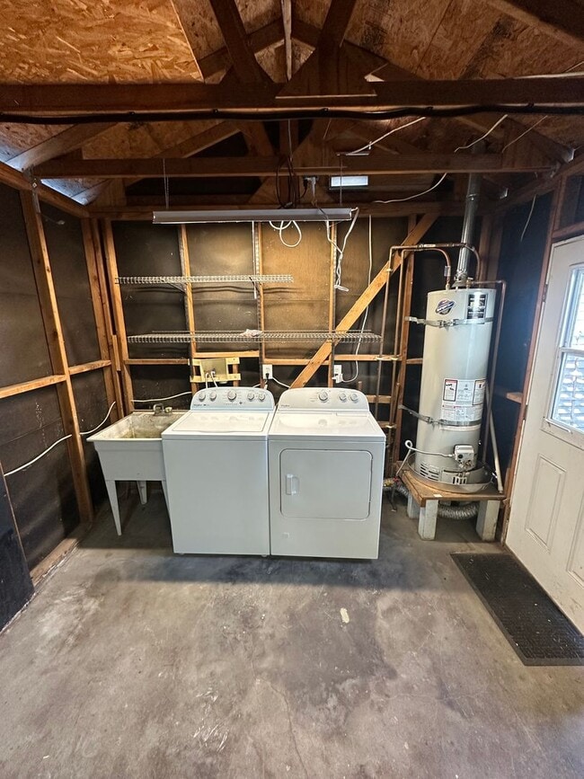 Building Photo - Quaint Craftsman House w/Garage, fenced yard, available now for 1 year lease to start!!!