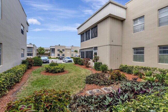 Building Photo - 52 Burgundy N