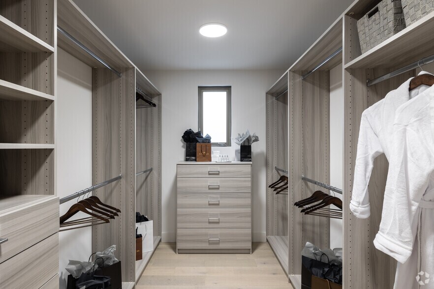 4BR, 4BA - 2768SF - 1st Bedroom Closet - Lumiere at Malcolm