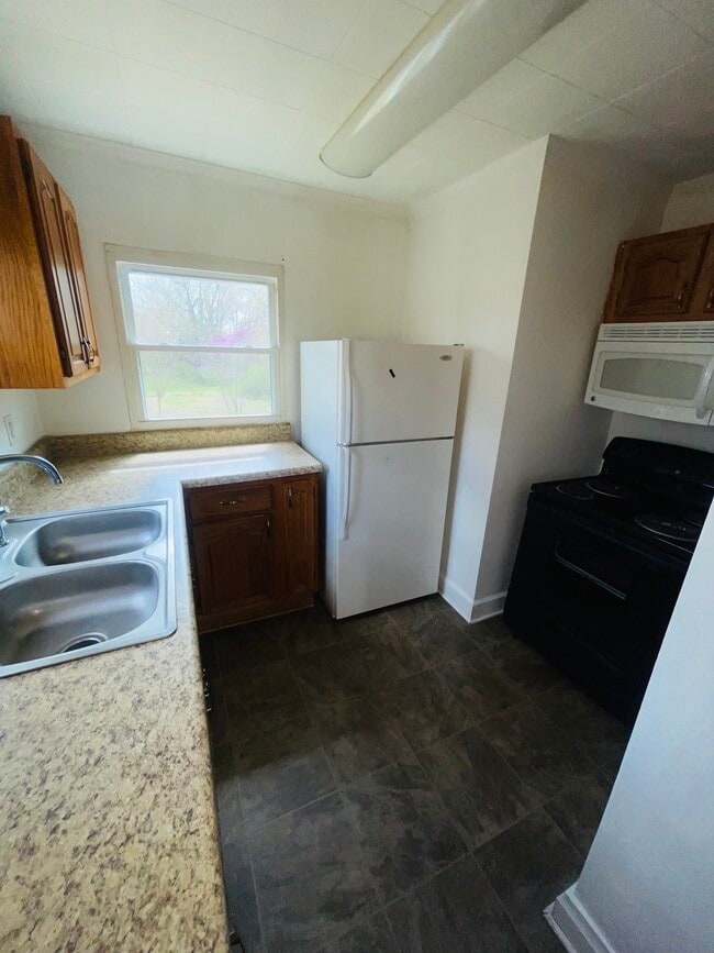 Building Photo - 704 Irving Ave