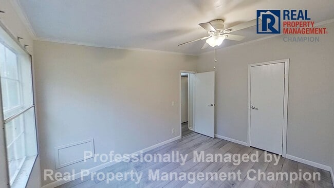 Building Photo - 20 Deer Ridge Dr E