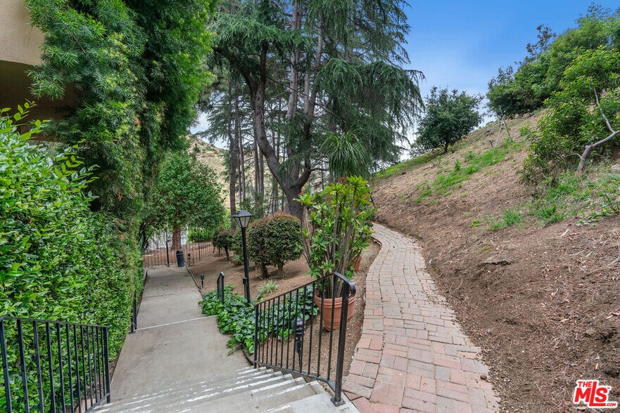 Building Photo - 6752 Hillpark Dr