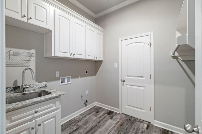Building Photo - 9541 Oak Forest Ln