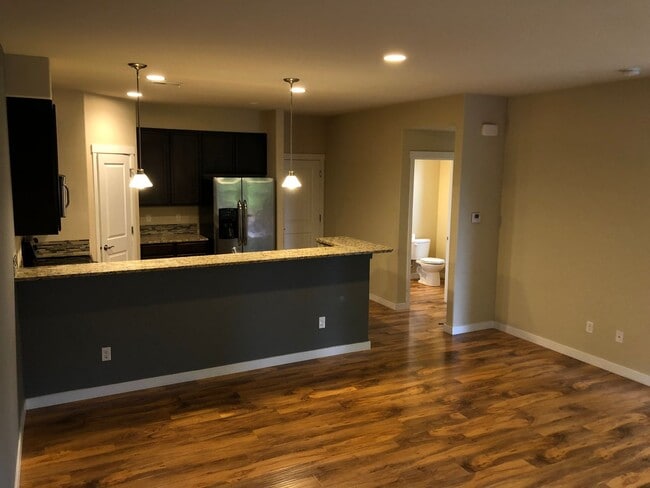 Building Photo - 3 Bed, 2.5 Bath Millcreek Townhouse 2 Car $3099.00