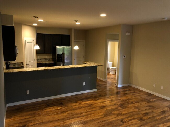 Building Photo - 3 Bed, 2.5 Bath Millcreek Townhouse New Ca...
