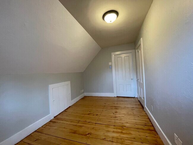 Building Photo - 11 Maple Cir