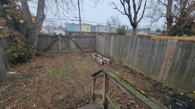 Building Photo - Shotgun Styled One Bedroom Close To UOfL