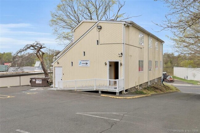 Building Photo - 571 Wolcott St
