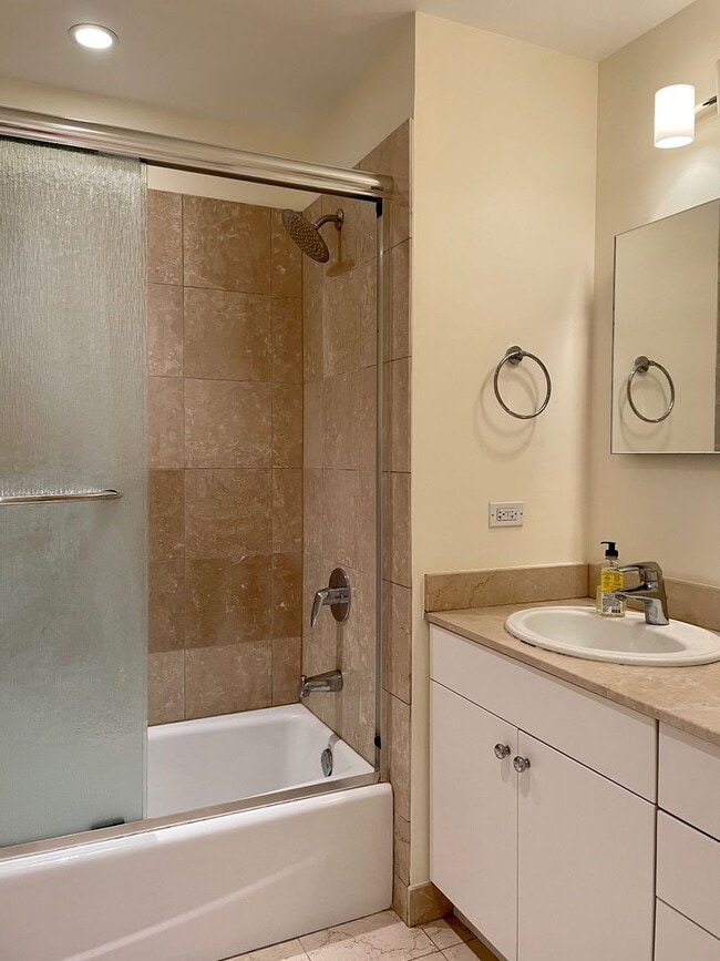 Building Photo - Luxury 1bed/1bath AVAILABLE in the LOOP