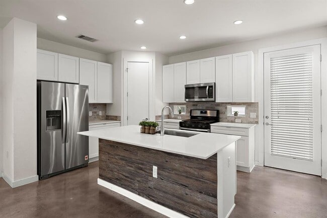 Building Photo - 6404 Porter St