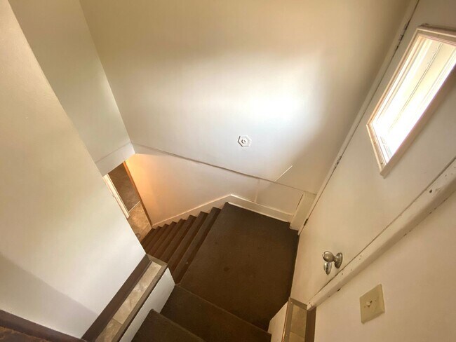 Building Photo - 4 Bed 2 Bath Home!