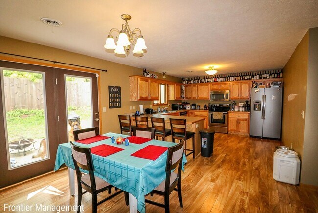 Building Photo - Beautiful 3 bedroom home just minutes from...