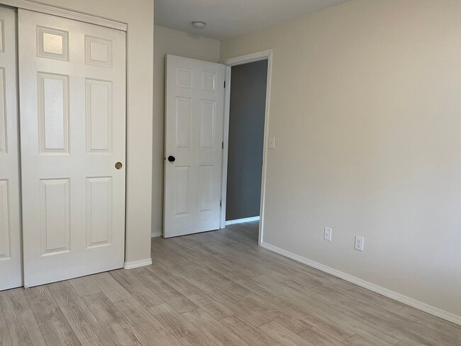 Building Photo - Spacious 5 Bedroom Home! Granite Counters! Pet friendly! Tons of Room for Entertaining!