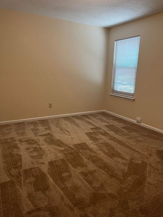 Building Photo - Cute 2 Bedroom Duplex