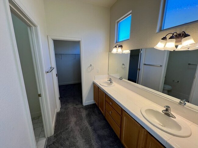 Building Photo - Beautiful Three Bedroom in the Golf Cou...