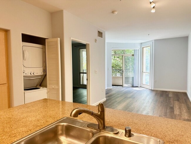 Building Photo - Beautiful One Bedroom Condo in the " Piazza Palermo." building! Pet considered!!