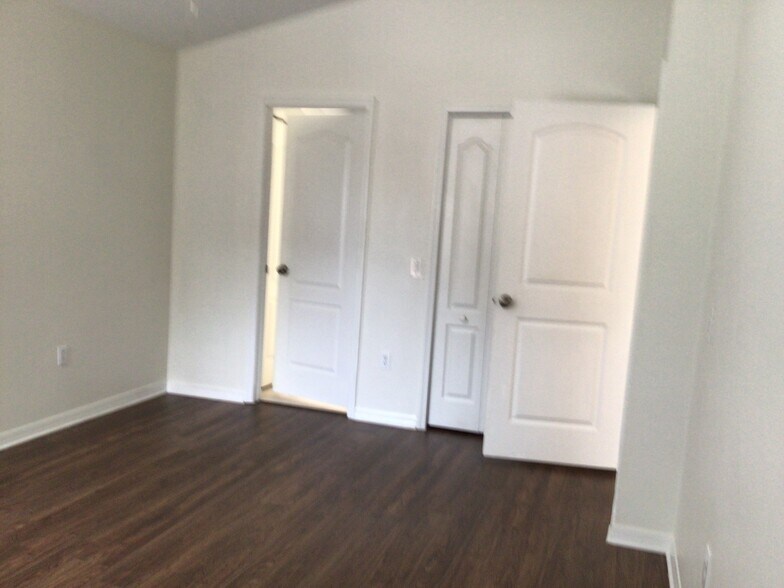 Building Photo - 715 Somerstone Dr