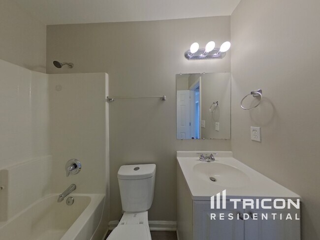 Building Photo - 827 Oakshire Cir