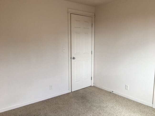 Building Photo - Spacious home in desirable neighborhood in Creswell, OR.