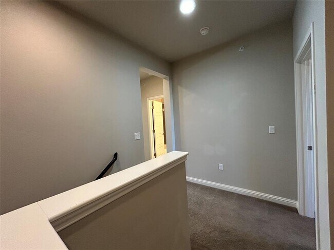 Building Photo - 13800 Lyndhurst St