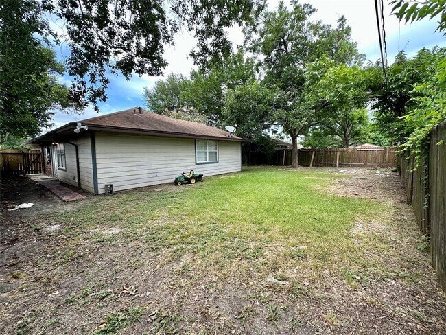 Building Photo - 530 Edgebrook Dr
