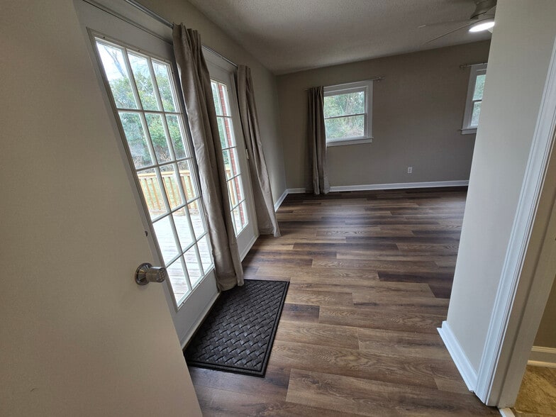 Building Photo - Room in House on Lucky Ct