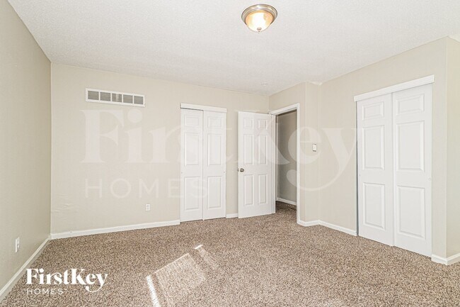 Building Photo - 6680 Foxshire Dr